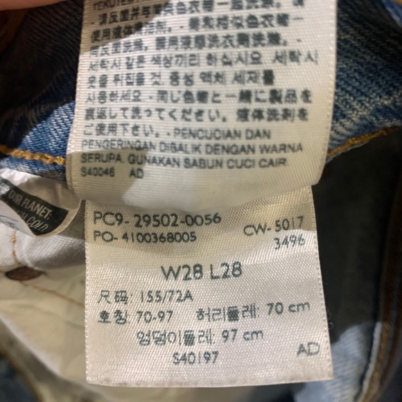 Distressed Levi’s with booty slit - Picture 3 of 3